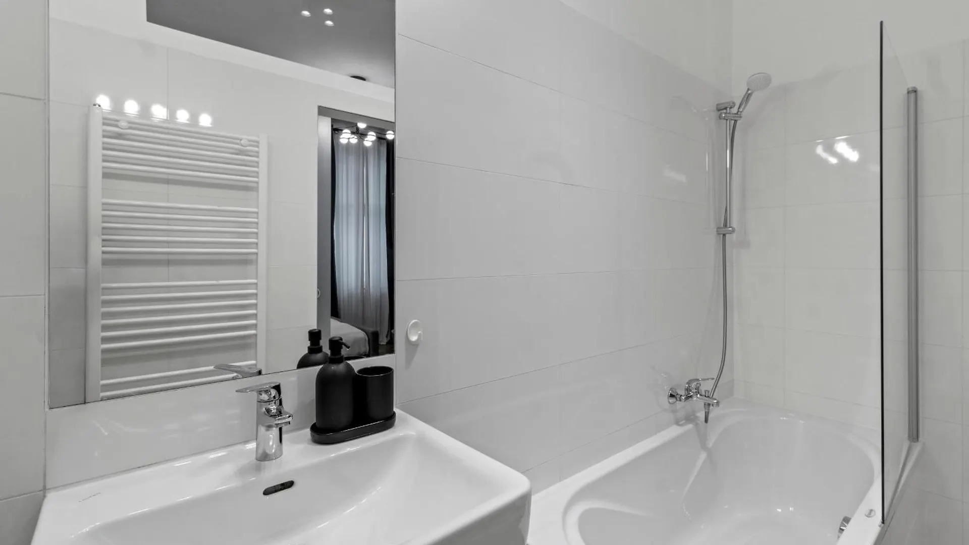 Cozy Vienna Apartments - 4 Min U6 Josefstaedterstrasse 0*,  Austria